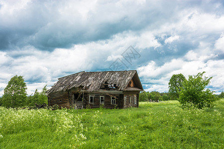 景观乡村的俄罗斯科托马州一个不存在的Burdovo村腐烂房屋一种图片