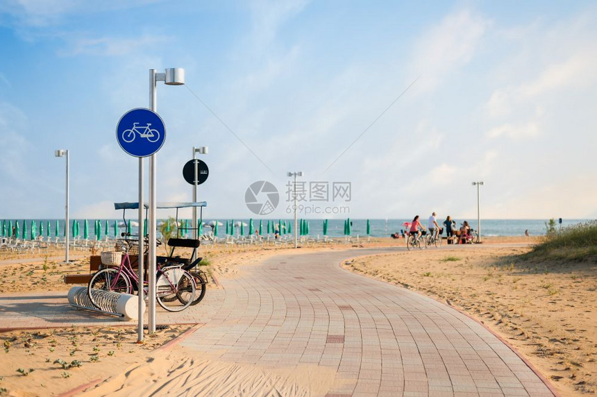 蓝色天空海滩附近有信号的自行车路径旅游夏天海岸图片