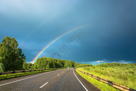 雨后公路天空上的彩虹图片
