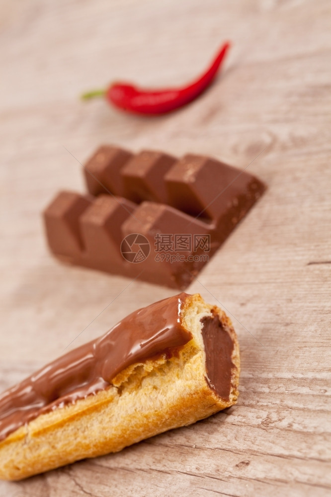 红色的辣椒美味木背景甜巧克力糕饼图片