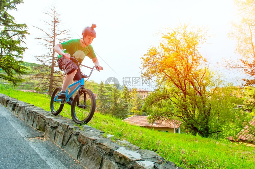 美丽空气女孩玩他的bmx自行车美丽的图片