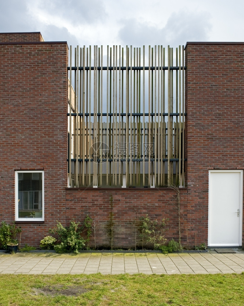 种类现代的砖块在阿姆斯特丹附近建造新住房使用各种天然建筑材料例如砖木钢和混凝土以几何形状和直角建起前方构筑部件利用诸如砖钢和水泥图片