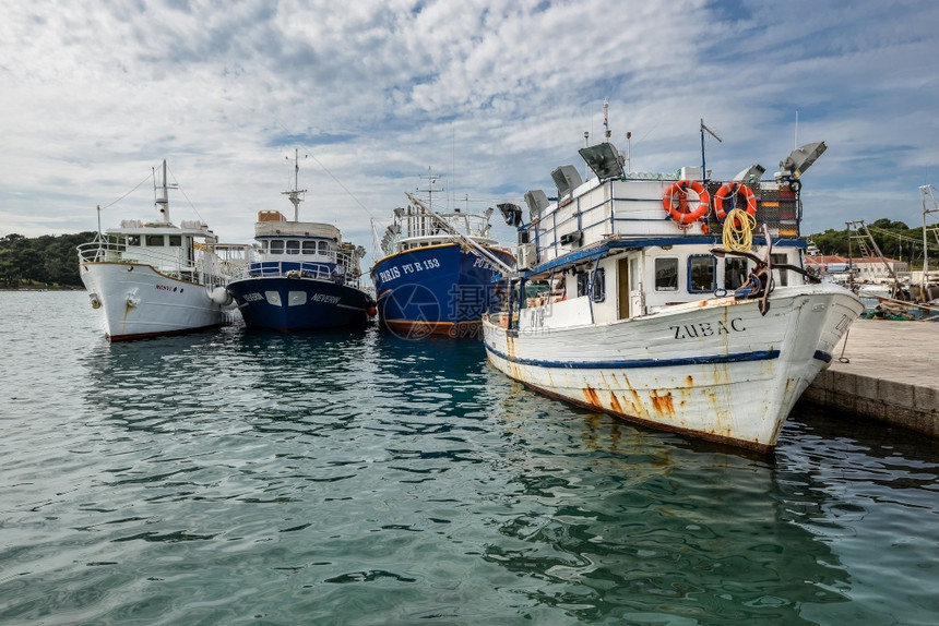 巴尔干Vrsar克罗地亚2018年5月2日查看游艇港口亚得里海和克罗地小镇Vrsar克罗地亚查看游艇得里海和克罗地小镇Vrsar图片