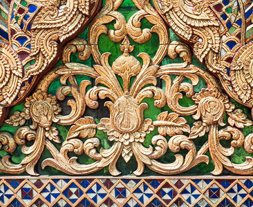 雕刻的木头和金色涂料以泰国传统风格在教堂三角格子上绘制金的寺庙亚洲图片