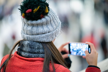 内部的身戴冬帽女子在车站内用手机拍摄照片里面建造图片