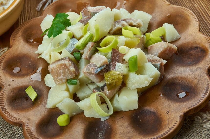 拉脱维亚语鱼片Kartupeliar丝绸Herring土薯沙拉脱维亚烹饪传统各种菜盘TopView最佳图片