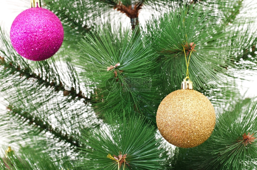 小玩意礼物庆典圣诞树上挂着闪光的薄膜图片