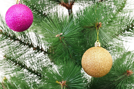 小玩意礼物庆典圣诞树上挂着闪光的薄膜图片