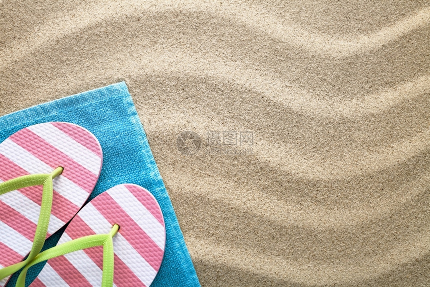 沙滩背景带毛巾和翻滚的滑板凉鞋质地海滨图片