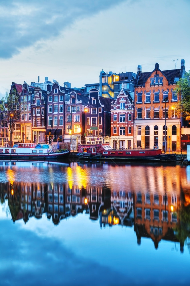 黄昏荷兰阿姆斯特丹与尔河的夜间城市景色克拉夫琴科欧洲图片