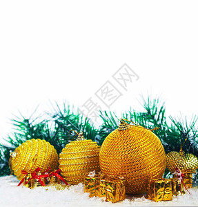 季节白色背景的圣诞装饰舞会在白色背景下的圣诞节装饰球展示分支图片