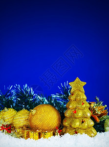 明亮的蓝色背景圣诞装饰球蓝色背景的圣诞节装饰球雪图片