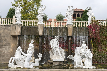 墙树木草有雕塑和瀑布的意大利花园植物生长在背景上图片