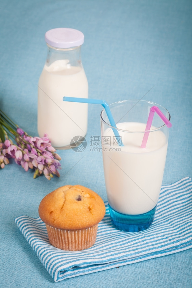健康营养新鲜牛奶和巧克力松饼寒冷的玻璃一顿饭图片