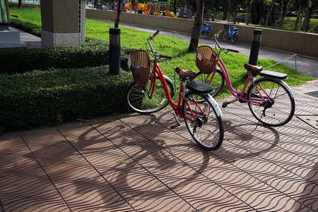 车辆积极的公园自行车停泊假期图片