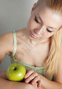美丽金发女郎肉欲年轻有魅力的金发美女带绿苹果图片