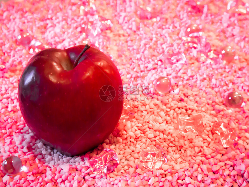 甜点粉红可爱珠宝上的苹果丰富多彩的首饰图片