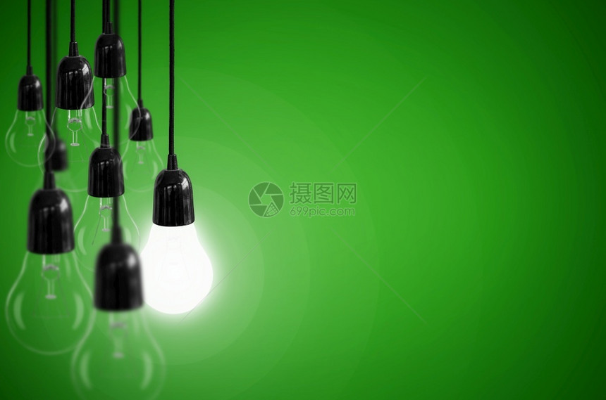 理念概在背景绿色理念概和灯泡上使用的电有创造力的发明图片
