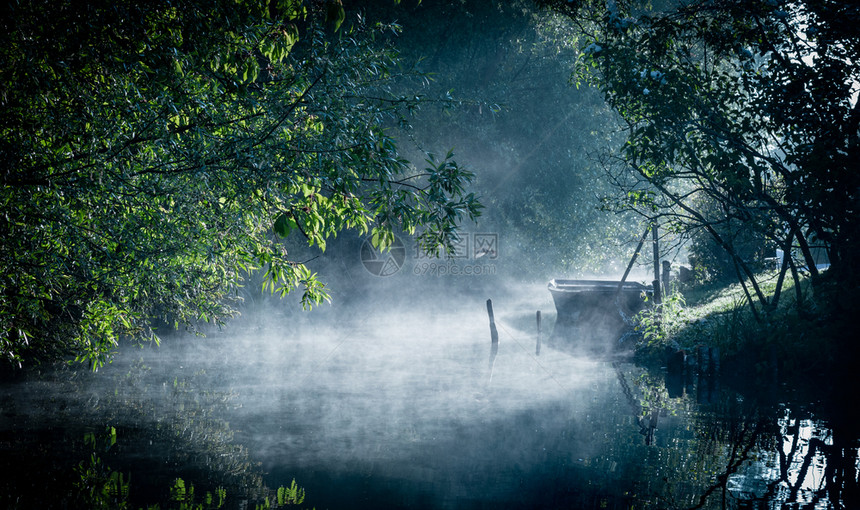 布尔日水旅行黎明时分在法国卢瓦尔中部布吉斯沼泽地的河边喷雾图片