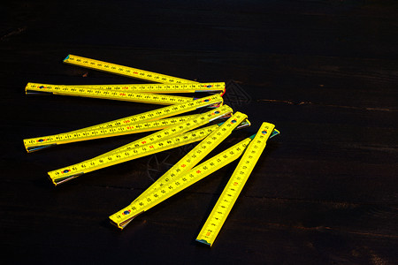 测量公制木背景中的黄色可折叠木匠欧洲尺子规模图片