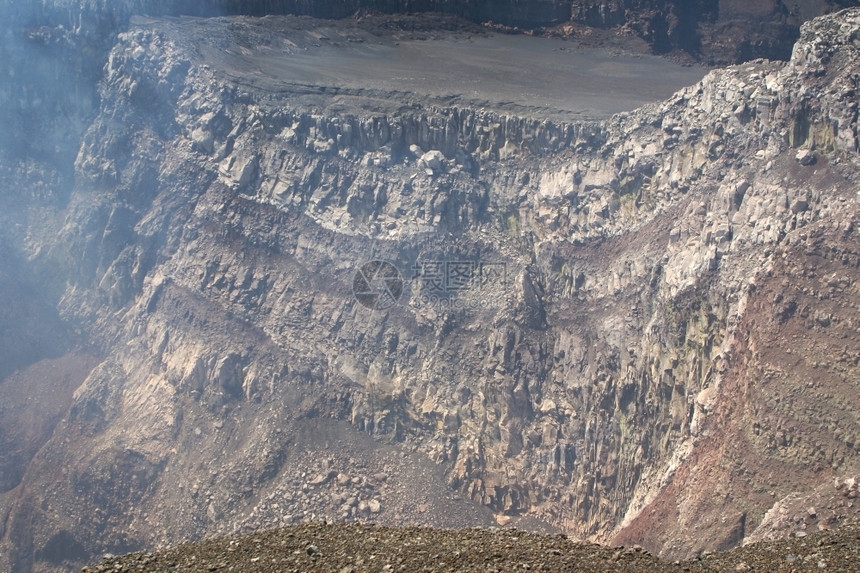 尼加拉瓜美洲中部火山马萨亚公园的火山坑边缘上空陨石路德维希风景图片