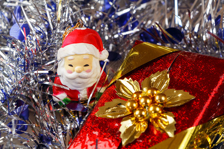 圣诞老人雕像配有礼品和蓝银色锡罐作为圣诞节的装饰品股派对塑像图片