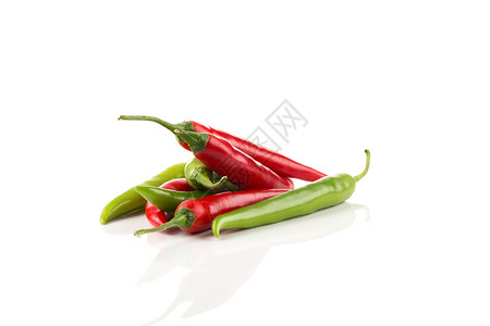 白背景孤立的绿辣椒和红食物调味料烹饪图片