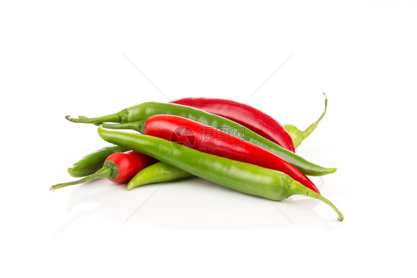 白背景孤立的绿辣椒和红食物颜色图片