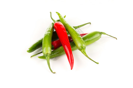 辛辣的香料白背景孤立的绿辣椒和红烹饪高清图片
