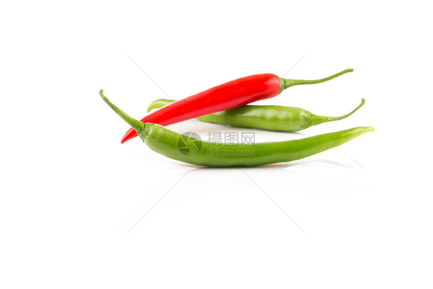 寒冷白背景孤立的绿辣椒和红色健康图片