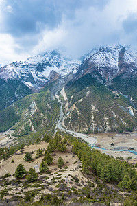 尼泊尔喜马拉雅山一些佛教徒的石碑美丽山地风景徒步旅行岩石户外图片