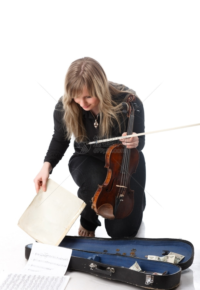 年轻女街头小提琴手孤立于白种背景超过美丽白种人图片