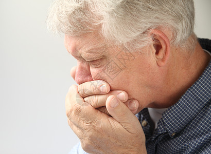 生病的得到不舒服一个年纪大的男人准备呕吐高清图片