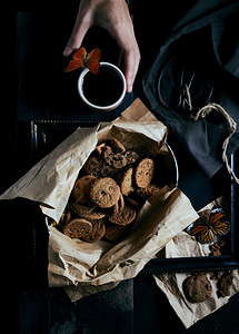 木制的甜巧克力曲奇饼干在生锈背景巧克力曲奇饼干在黑暗背景杯子图片