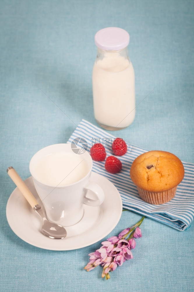 健康营养新鲜牛奶和巧克力松饼早餐喝晨图片
