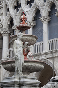 酒来自威尼斯圣马可广场的喷泉未来狂欢文化图片