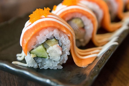 海鲜鲑鱼寿司卷日本人黄瓜图片