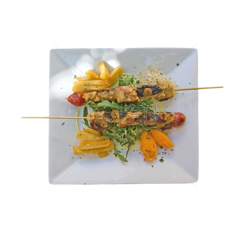 芝麻菜鸡叉和烤西红柿加罗可拉沙上的烤番茄薯条和南瓜慕斯在白色XA上隔绝的盘子空中视线上一种帕尔马图片