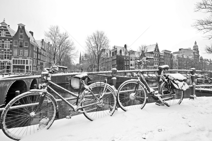 城市老的运河照片来自荷兰阿姆斯特丹市中心的雪地自行车Retro黑白相照图片