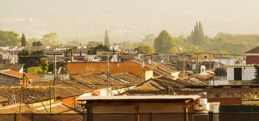 中美洲危地马拉安提瓜和危地马拉安提瓜这个历史城镇市屋顶房中央游客图片