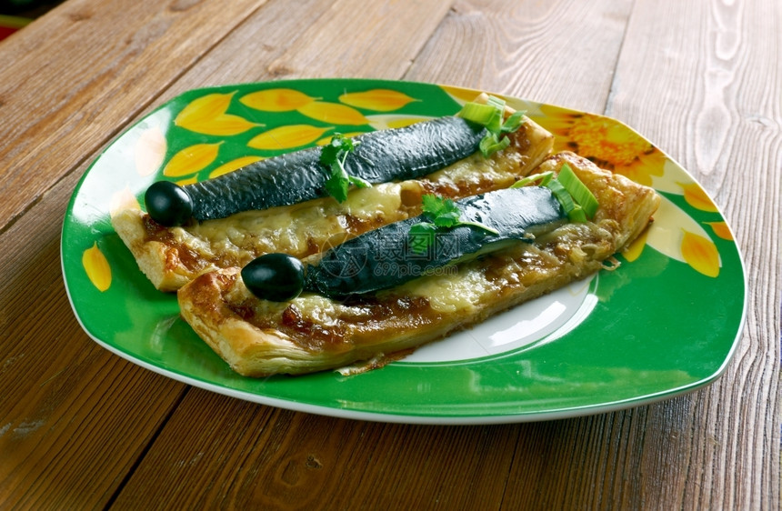 模子开胃菜含有沙丁鱼的小型古柯和蔬菜棕色的图片
