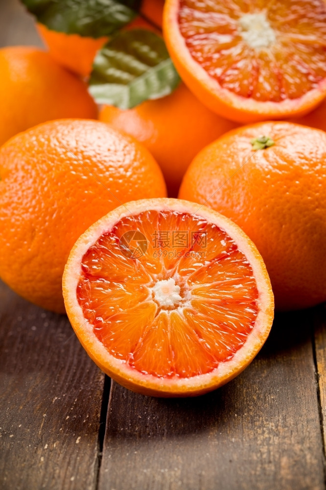 热带维他命木制桌上的美味新鲜成熟橙子图片
