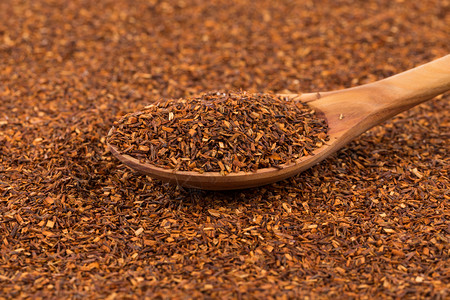 草本植物用勺子装上健康的传统有机茶红干罗约伊波人色的图片