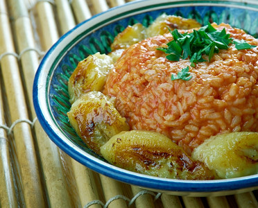碗油炸鸡米和薯条尼日利亚菜西方图片