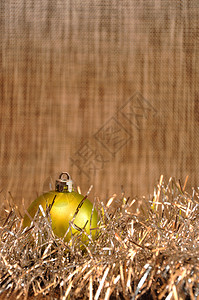 季节一次绿色的圣诞节在棕色背景下带着银色罐子一种玩具图片