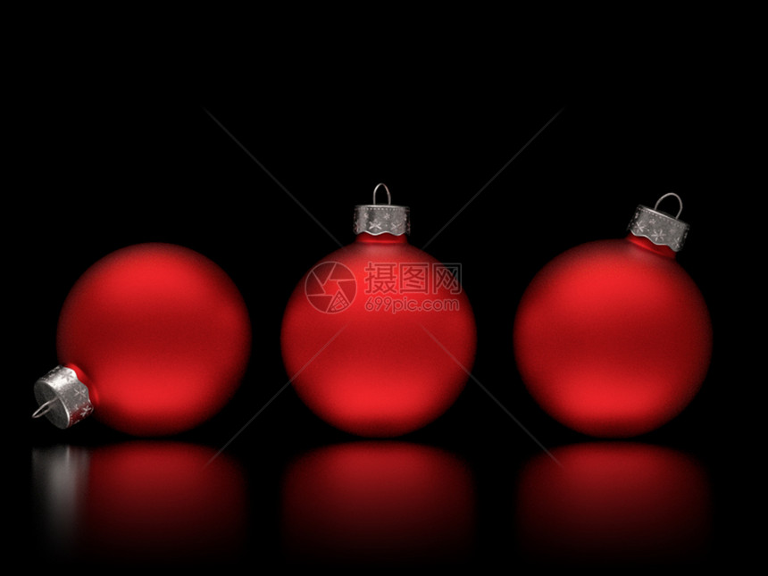 演播室拍摄了三个古老的红色和成熟传统圣诞小面包圈的特辑其阴影在黑色光彩背景上并带有复制空间地面气泡球图片