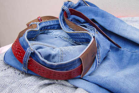 设计师椅子快速拍摄牛仔裤蓝衣织布服装纺品和红皮带随意的图片