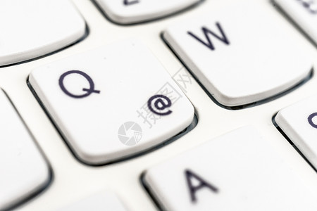 键盘上的R白色键盘上互联网标识的详细视图R笔记本一种详细的背景