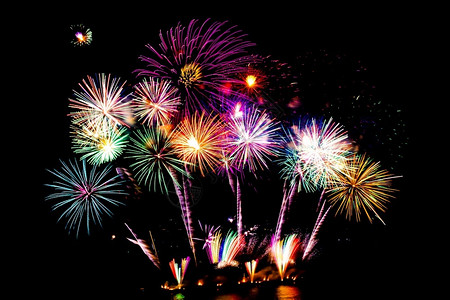 爆裂庆典焰火晚上在黑天空展示美丽的彩色烟花以庆祝图片