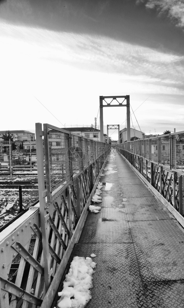 天际线旅游黑色和白垂直hdr图像中的铁桥河图片
